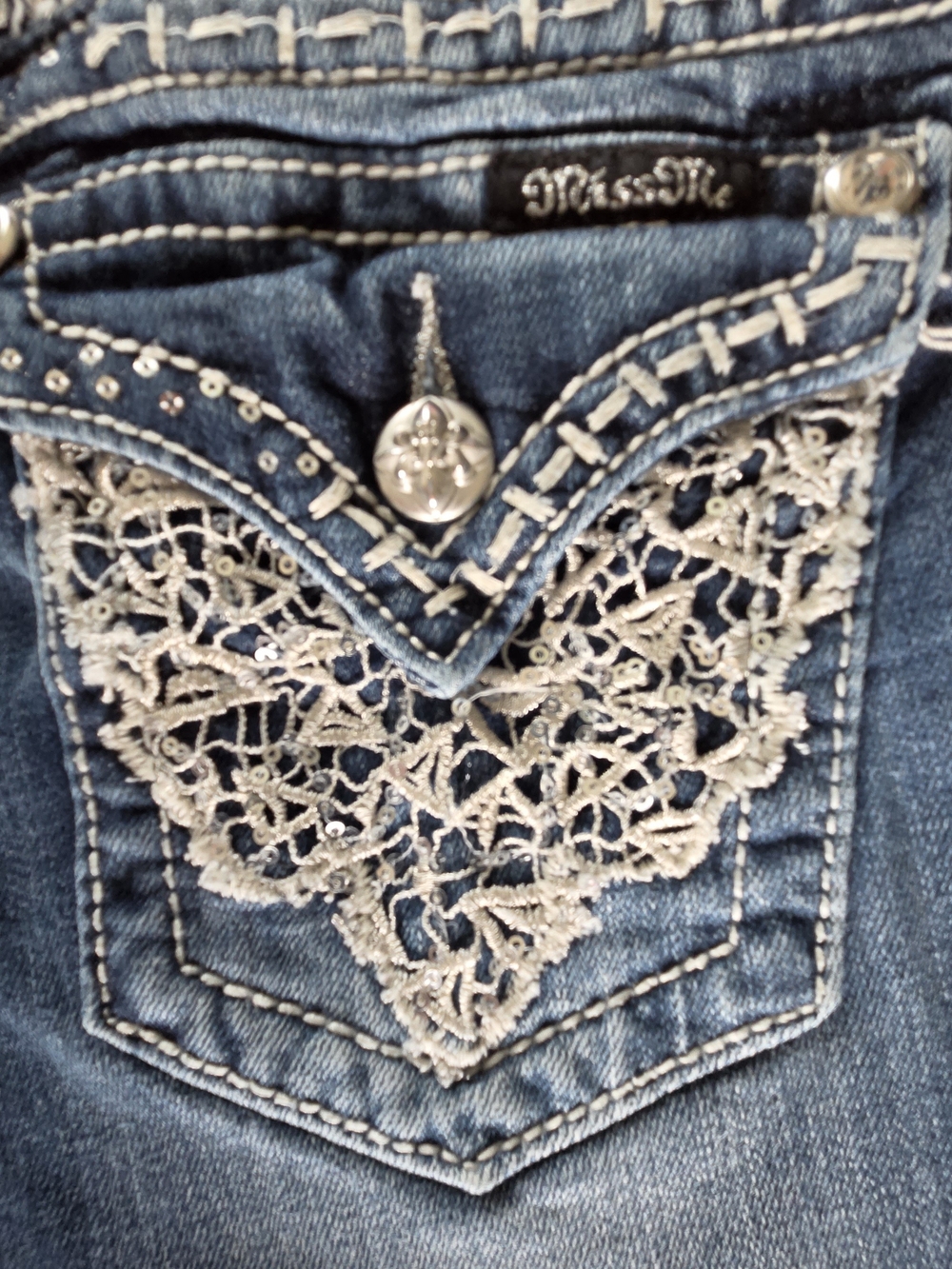 Miss Me Jeans 27 Capri Low Rise Lace Flap Pocket JE8005EP Medium Wash Whiskered